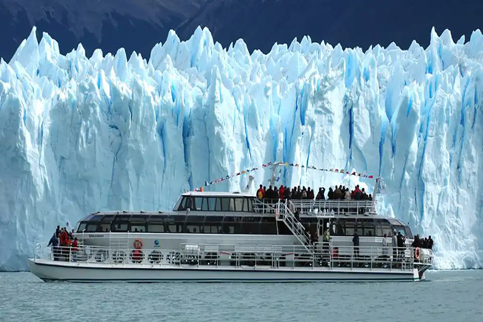 Klanten op de boot bij de Perito Moreno gletsjer